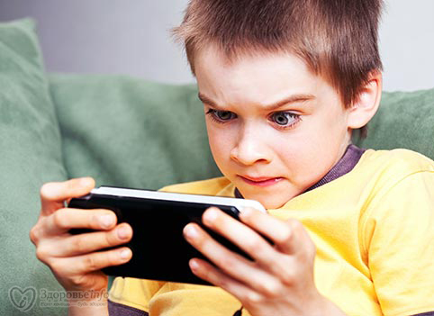 Картинки по запросу ребенок играет в компьютерные игры