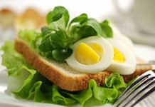 Не хотите задавить ребенка – ешьте шпинат с яйцами!