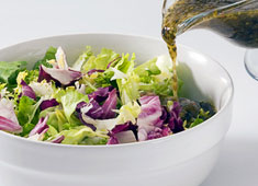 Ученые выяснили, чем вы рискуете, используя обезжиренные соусы. Требует ли красота таких жертв?