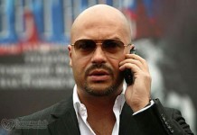 Мужчины, которые носят парик