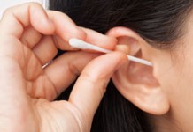 Как почистить уши и не оглохнуть? Можно ли чистить уши ушными палочками?