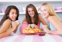 Как ваши подруги мешают вам худеть!