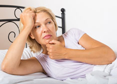 Почему женщины потеют по ночам?