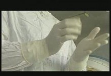 Перчаточная резина для спасения ребенка