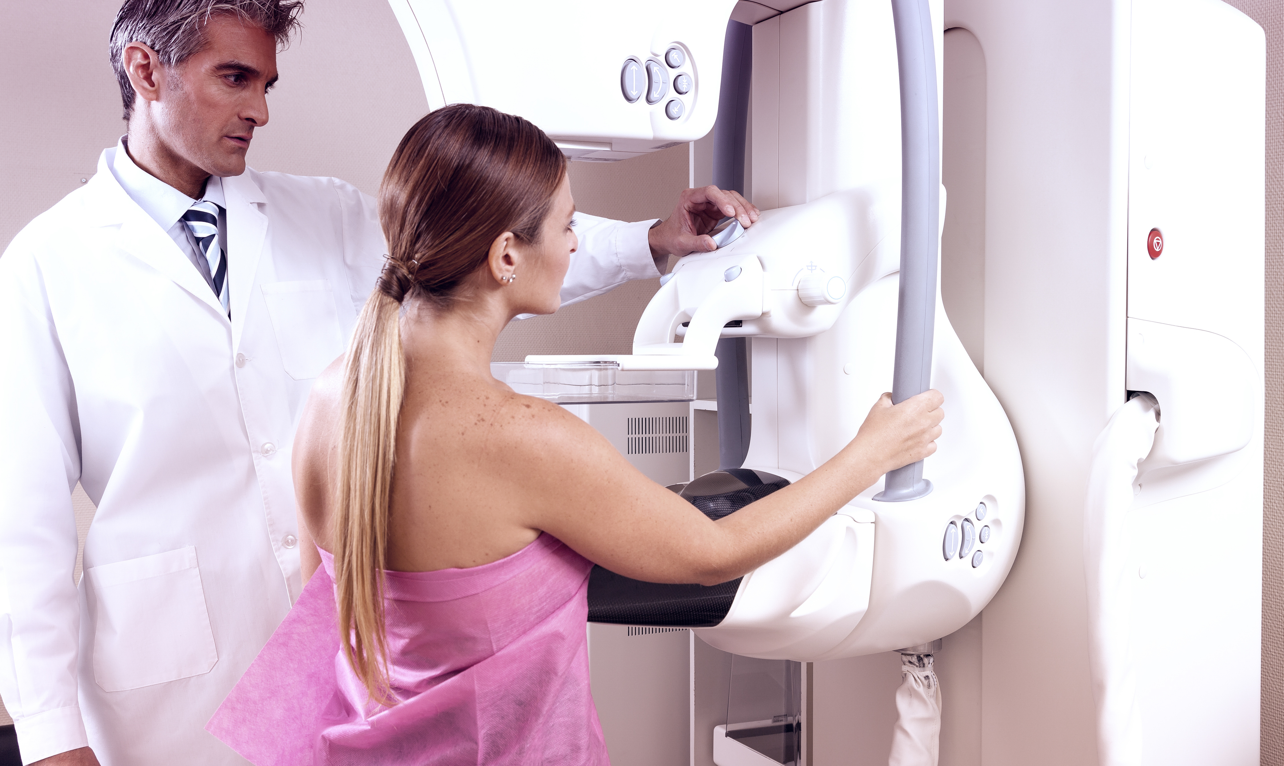 Пройти маммографию платно. Маммография. Цифровая маммография. Маммограф мужчина. Маммология аппарат.