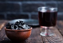 7 полезных свойств компота из чернослива