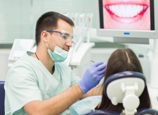 Два варианта замены выпавшего зуба