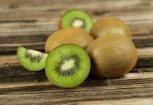 Почему киви лучше есть с кожурой?