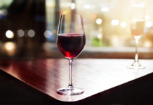 Бокал красного вина полезен для здоровья? На самом деле, нет