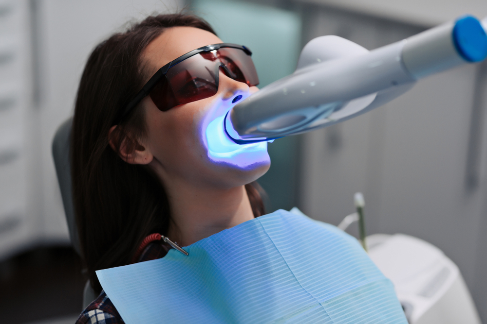 как происходит отбеливание зубов в стоматологии