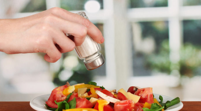 Сколько соли нужно в день и как не съесть лишнего?