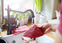 Мытьё сырого мяса и ещё 6 опасных кулинарных привычек