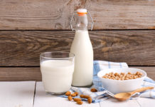 Коровье, соевое или миндальное: какое молоко полезнее?