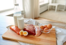 «Всё своё, натуральное»: чем опасны парное молоко и сырое мясо