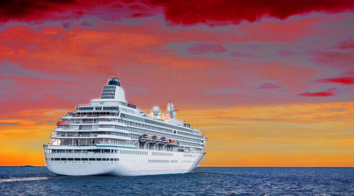 Двое россиян оказались заперты на судне с больными коронавирусом