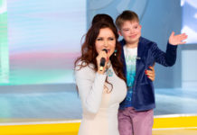 «Семён перевернул мою жизнь»: Эвелина Блёданс о воспитании особенного сына