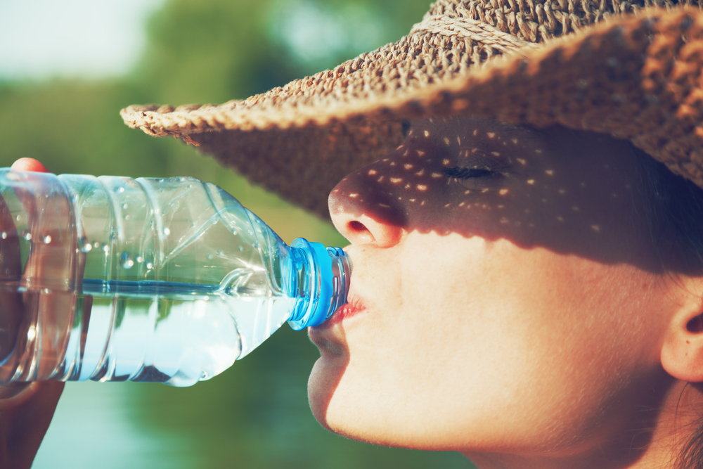 Как правильно пить л. Пить воду. Пить воду в жару. Питье летом в жару. Девушка пьет воду.