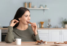 Сладкое начало дня: почему шоколад лучше есть утром