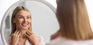 Снимает старую кожу