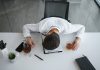 Не просто «проспится»: что делать, если человек выпил алкоголь и отключился