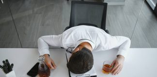 Не просто «проспится»: что делать, если человек выпил алкоголь и отключился